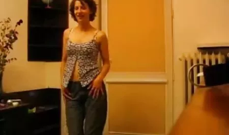 MILF آماتور کلیپ سکی خارجی زیبا با بدن شگفت انگیز