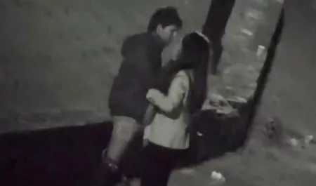 صاحب مغازه شاخی فیلم ها سوپرخارجی یک دزد نوجوان ناز جریکا جیم را لگد می زند