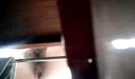 دختر جوانی که خودش را نشان می دهد و خودش را کلیپ سکی خارجی لمس می کند